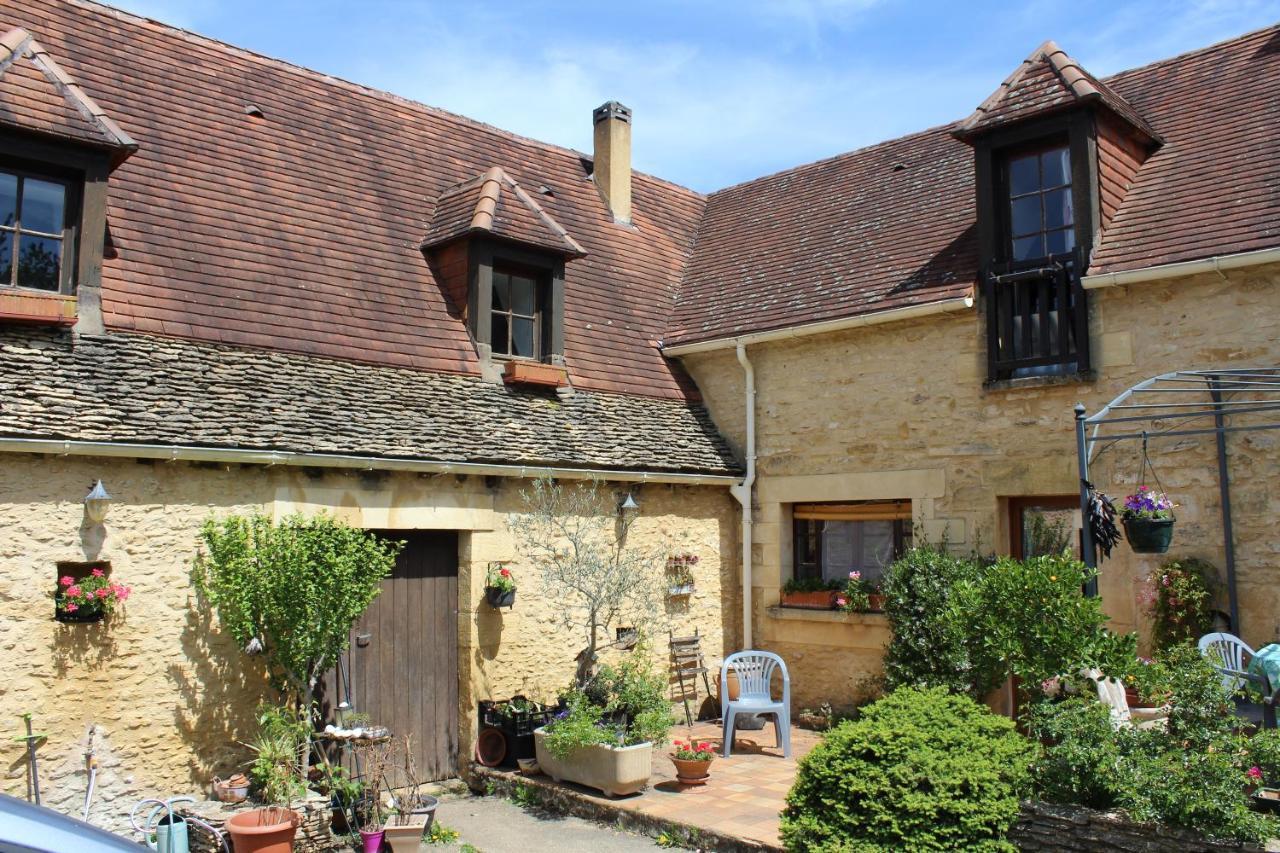 Halte Aux Places Marcillac-Saint-Quentin Exterior photo